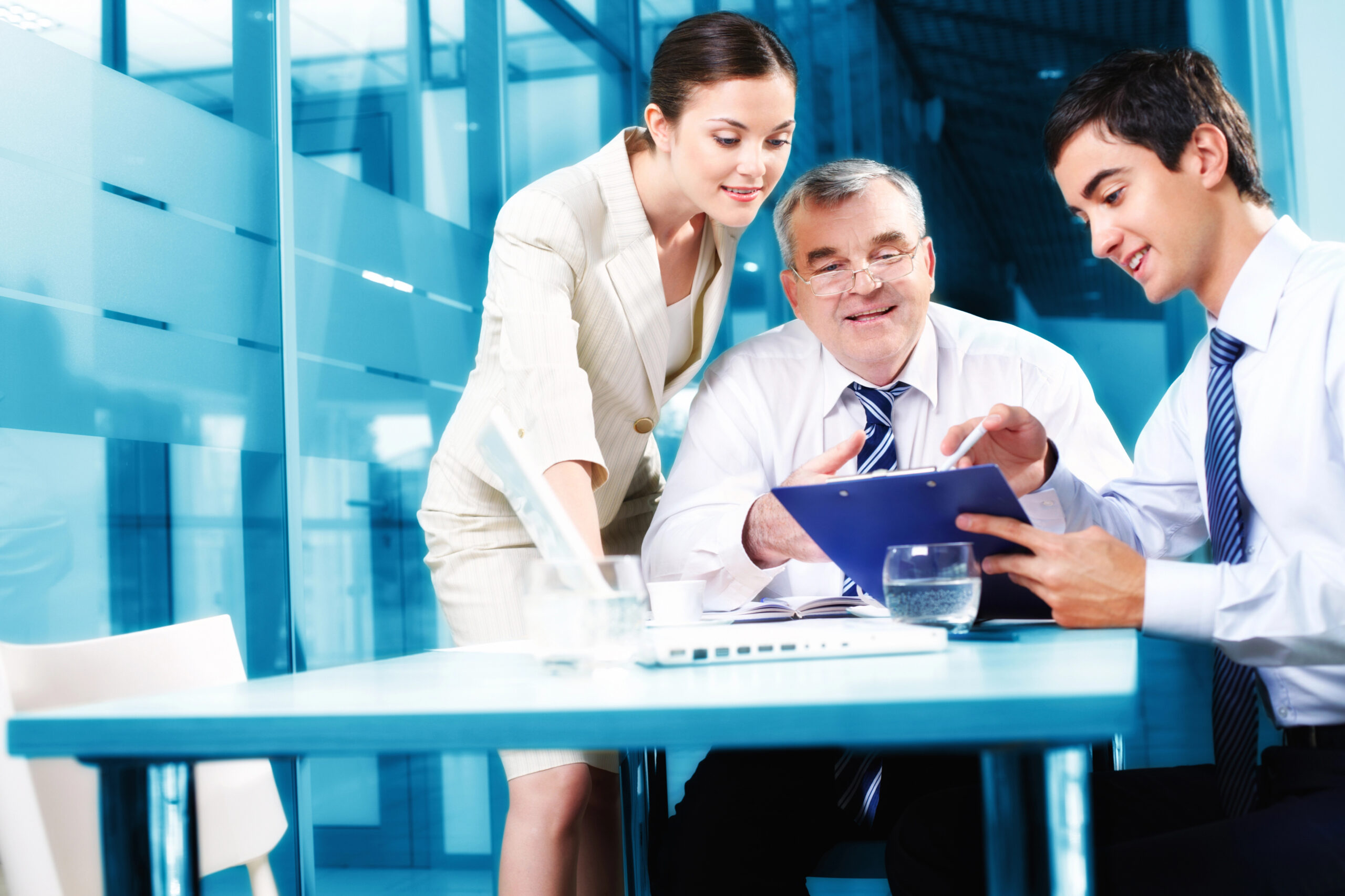 Proactive IT specialists using AI in managed services to monitor data servers, ensuring business continuity and preventing IT disruptions.
