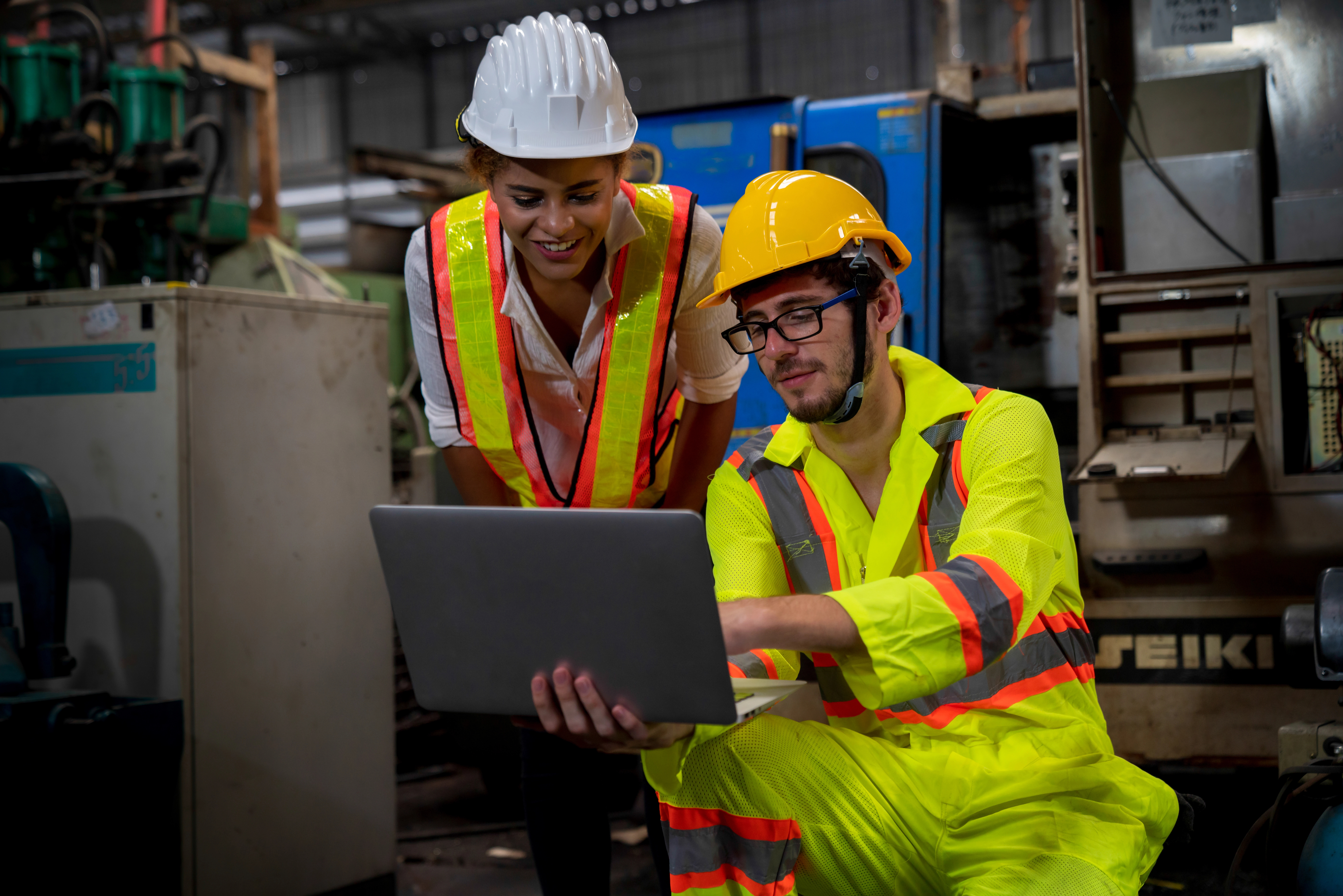 Manufacturing engineers reviewing machine data to detect supply chain vulnerabilities and cyber risks